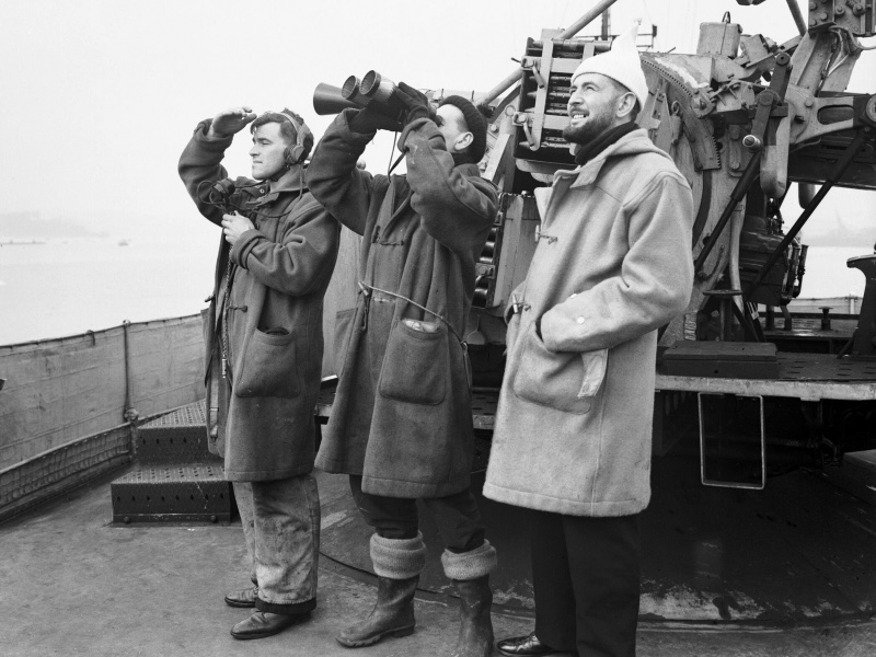 Британские моряки в дафлкотах