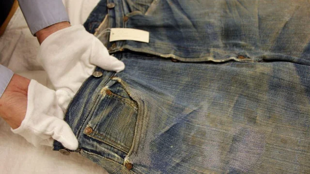 Старейшая сохранившаяся пара джинс Levi's 1879 года с маленьким карманом