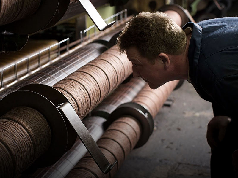 Производство Harris Tweed кардование