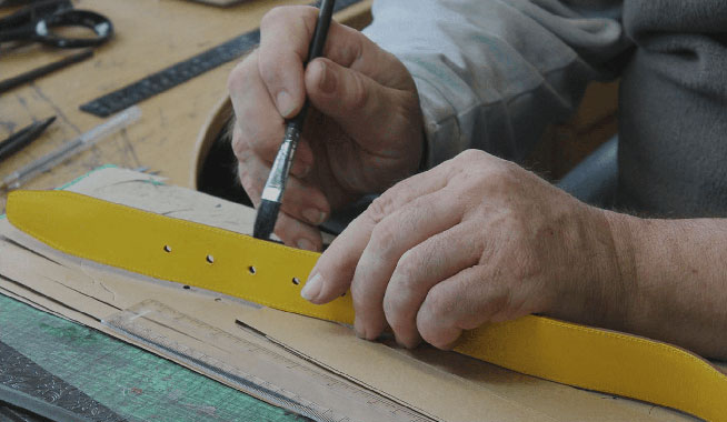 Покраска ремня вручную Покраска ремня вручную на фабрике British Belt Company
