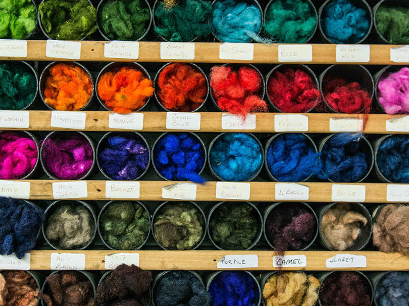 Производство Harris Tweed окрашивание